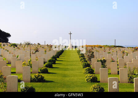 Rome, Latium, Italie. La DEUXIÈME GUERRE MONDIALE, le cimetière de guerre britannique d'Anzio. Il contient 1,056 sépultures du Commonwealth de la Seconde Guerre mondiale, 1 053 Britanniques, Canadiens, néo-zélandais et sud-africains. Le 22 janvier 1944, les Alliés ont tenté de briser la ligne Gustav : ils atterrirent derrière les lignes allemandes, face à la forte opposition de l'ennemi. L'emplacement de la seconde guerre mondiale et le cimetière de guerre britannique d'Anzio a été choisi peu après, les tombes remontent à l'époque qui a suivi le Débarquement. Banque D'Images