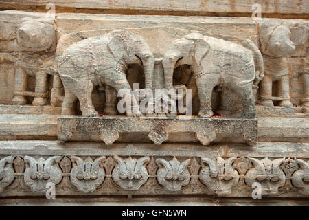 Deux sculptures sur pierre des éléphants sont vus à l'jagdish temple hindou à Udaipur, Inde, rajistan. Banque D'Images