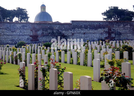 Rome, Latium, Italie. La DEUXIÈME GUERRE MONDIALE, le cimetière de guerre britannique d'Anzio. Il contient 1,056 sépultures du Commonwealth de la Seconde Guerre mondiale, 1 053 Britanniques, Canadiens, néo-zélandais et sud-africains. Le 22 janvier 1944, les Alliés ont tenté de briser la ligne Gustav : ils atterrirent derrière les lignes allemandes, face à la forte opposition de l'ennemi. L'emplacement de la seconde guerre mondiale et le cimetière de guerre britannique d'Anzio a été choisi peu après, les tombes remontent à l'époque qui a suivi le Débarquement. Banque D'Images