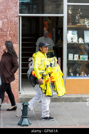 Local rue commerçant vendant réplique jaune de l'équipe nationale de l'Équateur, Quito maillots de football, capitale de l'Équateur, en Amérique du Sud Banque D'Images