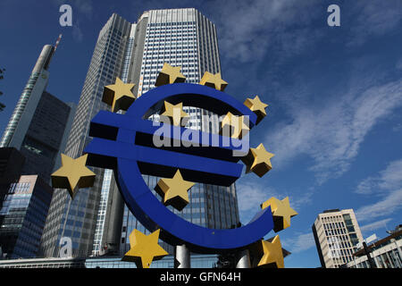 Logo de l'euro par l'Allemand Ottmar Hörl artiste visuel en face de l'Eurotower à Francfort am Main, Hesse, Allemagne. Banque D'Images