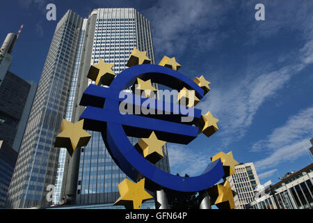 Logo de l'euro par l'Allemand Ottmar Hörl artiste visuel en face de l'Eurotower à Francfort am Main, Hesse, Allemagne. Banque D'Images
