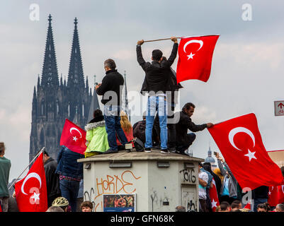 Démonstration, rally par turcs à Cologne, contre la tentative de coup d'État en Turquie et la pour le président turc, Recep Erdogan, Banque D'Images