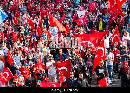 Démonstration, rally par turcs à Cologne, contre la tentative de coup d'État en Turquie et la pour le président turc, Recep Erdogan, Banque D'Images