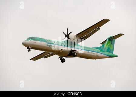 Un Aer Lingus Regional ATR 72-600 en approche finale à l'aérodrome à Glasgow, Écosse, Royaume-Uni Banque D'Images