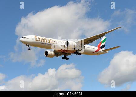 Un Emirates Airlines Boeing 777-31SON en approche finale à l'aérodrome à Glasgow, Écosse, Royaume-Uni Banque D'Images