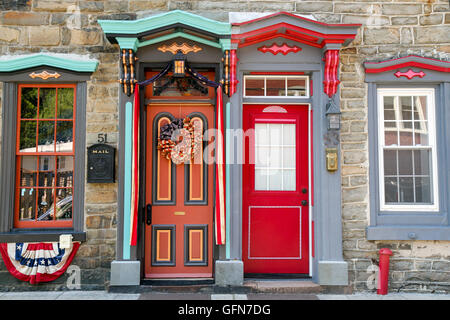 Portes et fenêtres colorées, Stone Row, Jim Thorpe, Pennsylvania, United States, Amérique du Nord. Usage éditorial uniquement. Banque D'Images