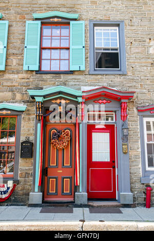 Portes et fenêtres colorées, Stone Row, Jim Thorpe, Pennsylvania Banque D'Images