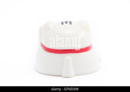 Signe japonais Manekineko chat blanc sur fond isolé Banque D'Images
