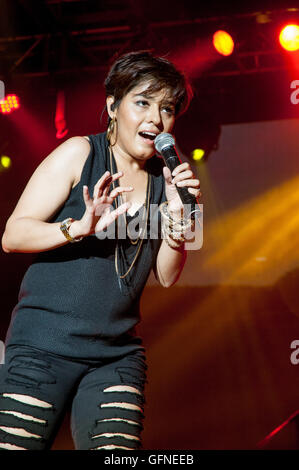 Chanteuse et actrice indienne Sunidhi Chauhan effectue live at the HKCEC. Banque D'Images