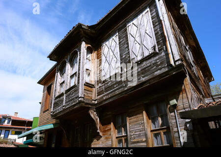 NESSEBAR, Bulgarie - Mai 07, 2011 : Le vieux bois fabrication sur la petite rue de la vieille ville de Nessebar, Bulgarie Banque D'Images