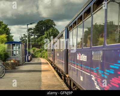 First Great Western train quitte la gare à destination de Lympstone Exmouth le long de la pittoresque ligne Avocet. Banque D'Images