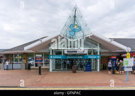 Les Services de l'ouest de lecture sur l'autoroute M4 dans le Berkshire, en Angleterre. Banque D'Images