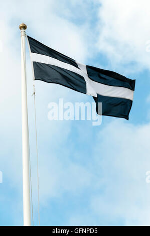 Le drapeau cornouaillais devant un ciel bleu. Banque D'Images