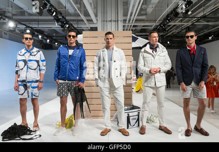 NEW YORK, NY - 13 juillet 2016 : Les modèles posent au fabricant d'Men's S/S 2017 Présentation de mode pendant la Fashion Week de New York Banque D'Images