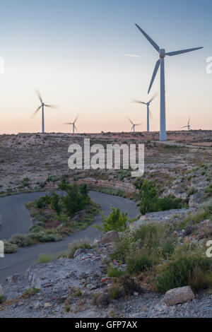 Éoliennes électriques ferme avec le paysage aride avec road, Espagne Banque D'Images