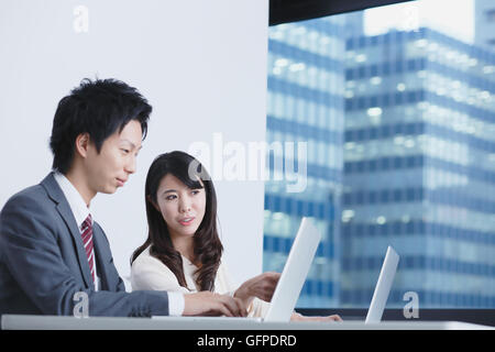 Les gens d'affaires japonais dans un bureau moderne Banque D'Images