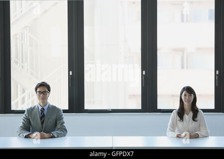 Les gens d'affaires japonais dans un bureau moderne Banque D'Images