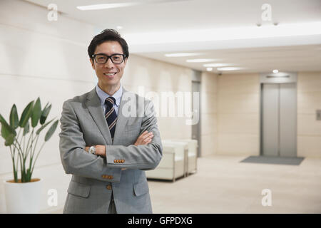 Homme d'affaires japonais dans un bureau moderne Banque D'Images