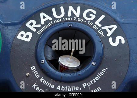 McDonald's tasse de papier jeté dehors par erreur dans le conteneur de déchets de verre brun, à Frankfurt am Main, Hesse, Allemagne. Banque D'Images