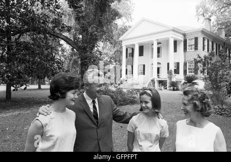 LeRoy Collins avec Mary Collins et appeler leurs enfants à la Grove Plantation à Tallahassee, Floride Banque D'Images