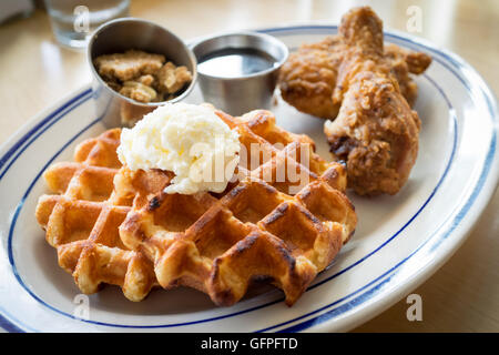 Poulet du sud classique et des gaufres, pour le brunch, à la viande, un restaurant d'Edmonton, Alberta, Canada. Banque D'Images