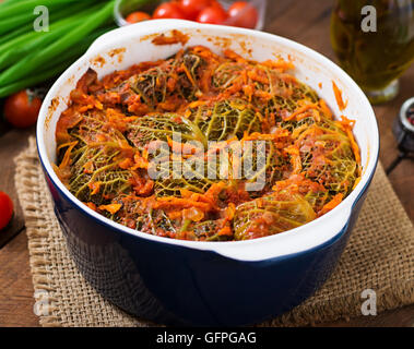 Rouleaux de chou frisé farci à la sauce tomate Banque D'Images