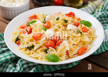 Pâtes Farfalle - Caprese salade avec tomate, mozzarella et basilic Banque D'Images