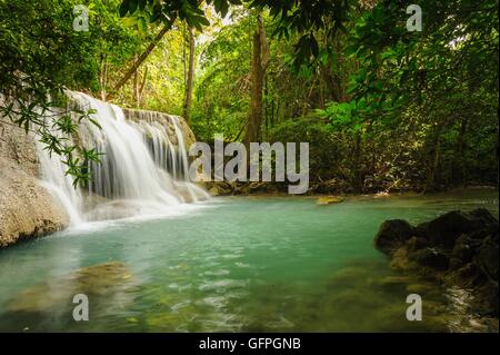 Huay Mae Khamin cascade dans le parc national, la province de Kanchanaburi, Thaïlande. Banque D'Images