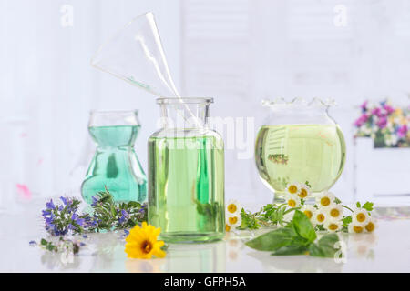 L'Aromathérapie frais vert plantes et fleurs botle d'huile essentielle Banque D'Images