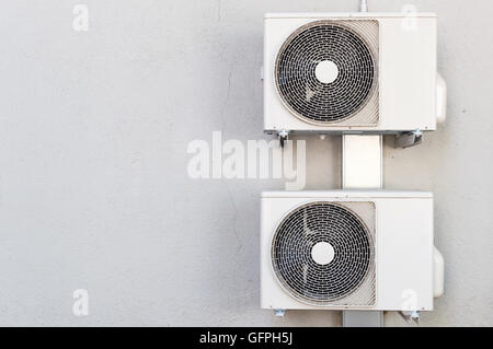 Deux compresseurs d'air conditionné. Installé sur le mur.Copy space Banque D'Images