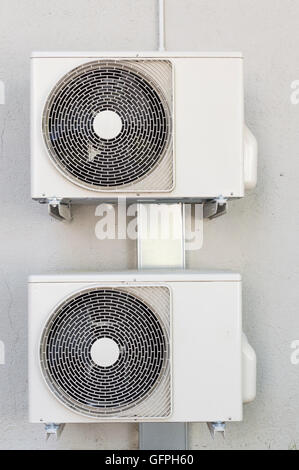 Deux compresseurs d'air conditionné. Installé sur le mur Banque D'Images