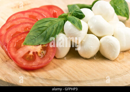 Des tranches de tomate et mozzarella avec des feuilles de basilic Banque D'Images