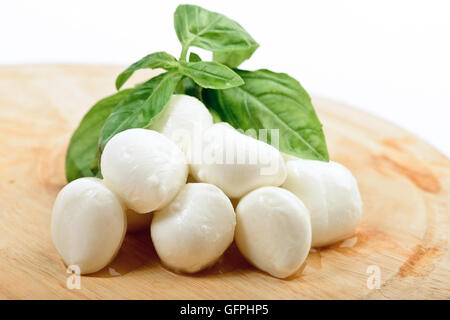 Sur planche de bois Mozzarella au Basilic Banque D'Images