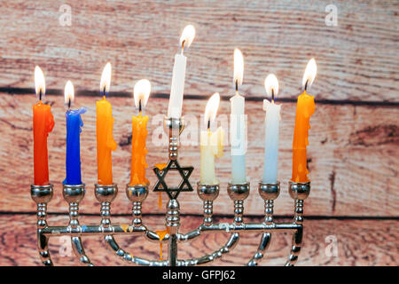 Image de la fête juive de Hanukkah menorah chandelier traditionnel avec fond brûler des bougies Banque D'Images