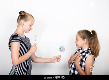 Deux jolie petite amie de manger des sucettes. Amusant. Meilleurs amis choyer et posing Banque D'Images