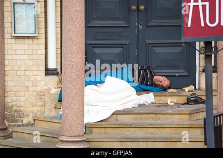 Sans-abri dorment dans la rue en porte à Bournemouth en Juillet Banque D'Images