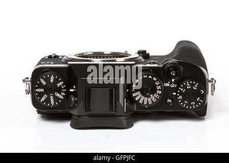 Photo de FUJIFILM X-T2, 24 mégapixels, caméra vidéo 4K mirrorless de haut sur fond blanc Banque D'Images