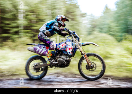 Moto Racer athlète masculin des promenades en forêt en Enduro Cup en Oural Banque D'Images