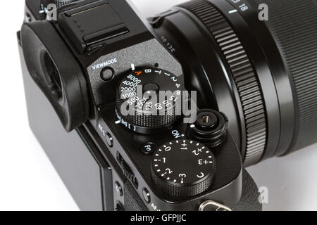 Bouton de vitesse de tir photos de détails FUJIFILM X-T2, 24 mégapixels, caméra vidéo 4K mirrorless sur fond blanc Banque D'Images