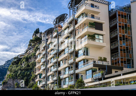 Les maisons modernes dans les montagnes de Monaco Banque D'Images