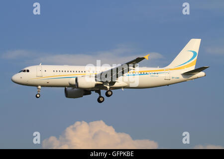 Zurich/Suisse, 10 août 2015 : l'Air 320 de Comlux à l'aéroport de Zurich. Banque D'Images