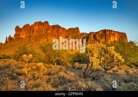 Superstition montagnes, priant les mains, le Flatiron au loin, au coucher du soleil, vue du parc national Lost Dutchman, près d'Apache Junction, Arizona Banque D'Images