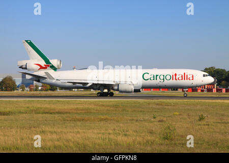 Frankurt/Allemagne 12 mars 2014 CrgoAlitalia : MD11 à l'aéroport de Francfort. Banque D'Images