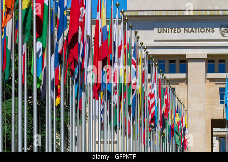 Drapeaux nationaux à l'entrée dans l'Office des Nations Unies à Genève, Suisse Banque D'Images