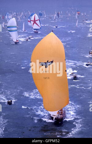 Nouvelles photos d'AJAX. 1977. SOUTHSEA, l'Angleterre. - WHITBREAD ROUND WORLD RACE START - HEATH'S CONDOR (K707), SKIPPÉ PAR ROBIN KNOX JOHNSTON ET LESLIE WILLIAMS, CONDUIT LA FLOTTE D'UN SOLENT bondé. PHOTO:JONATHAN EASTLAND/AJAX REF:703858 Banque D'Images