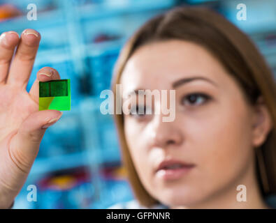 Un laboratoire sur puce est intègre plusieurs processus de laboratoire en un seul appareil, en femme part Banque D'Images