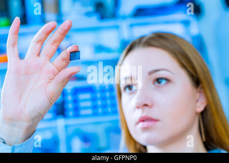 Un laboratoire sur puce est intègre plusieurs processus de laboratoire en un seul appareil, en femme part Banque D'Images