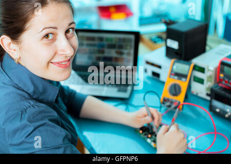 Production de composants électroniques à l'usine high-tech Banque D'Images