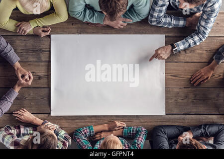 Équipe d'Hipster réunion de planification de remue-méninges, concept personnes assis autour de la table avec du papier blanc Banque D'Images